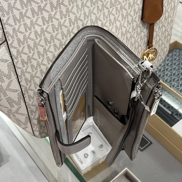 MICHAEL KORS LARGE DOUBLE ZIP WRISTLET 
Bright White - Picture 8 of 16